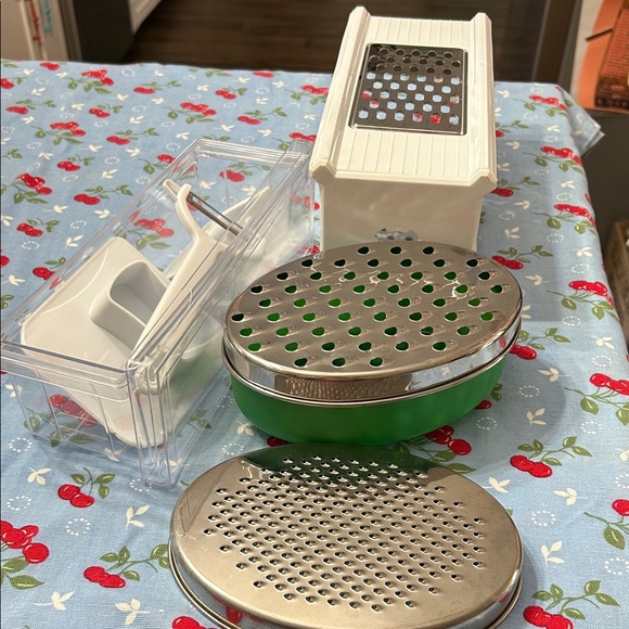 Other - Green and White Cheese Grater Set